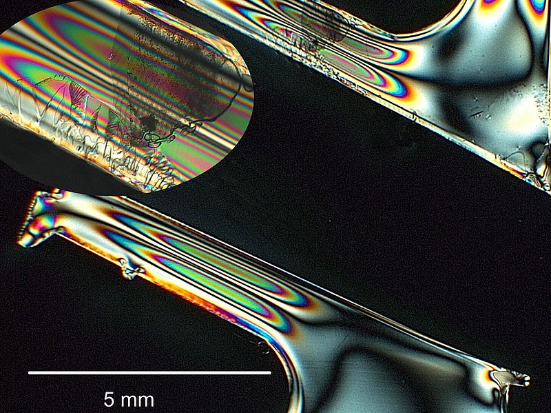 Mikroskopische Aufnahme: Anschlussstutzen mit Spannungsrissen und Kontaminationen