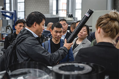 Besucher aus Asien und Übersee besuchen das IKV-Technikum für Faserverstärkte Kunststoffe