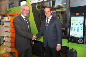 Rolf Saß (left), Managing Director of Engel Deutschland GmbH, hands over the all-electric injection moulding machine ENGEL e-motion 440 to Prof. Dr.-Ing. Christian Hopmann | photo: IKV/Fröls