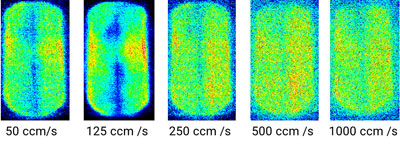 Lichtemission von Plasmen in einer Flasche bei unterschiedlichen Prozessgasströmen  (O2, Aufgezeichnet mit CCD-Kamera). Die Unterschiede in der Lichtemission des Plasmas geben Rückschlüsse auf den Beschichtungsprozess