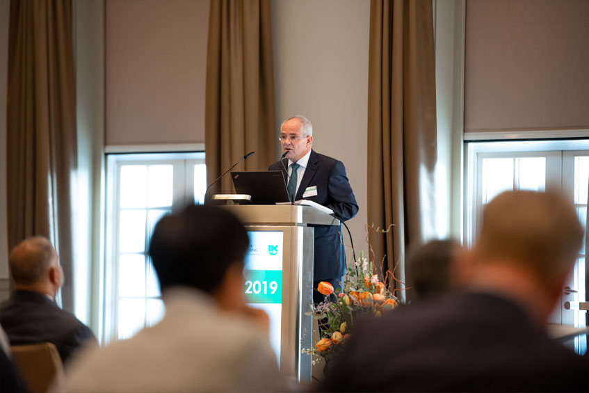 Moderator der IIMC 2019, Karlheinz Bourdon von KraussMaffei Technologies, beim Eröffnungsvortrag "New horizons for plastics in automotive applications"